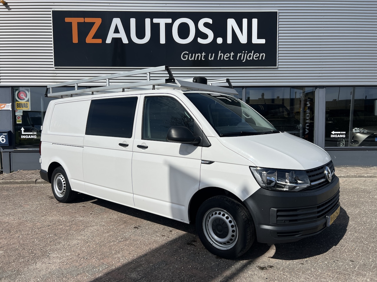 Volkswagen Transporter - 2.0 TDI L2H1 Sortimo/Imperiaal - AutoWereld.nl