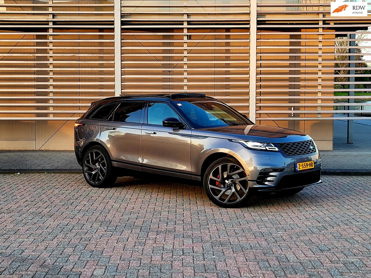 Land Rover Range Rover Velar - 3.0 D300 AWD R-Dynamic / Pano / Virtual / Nieuwe Apk - AutoWereld.nl