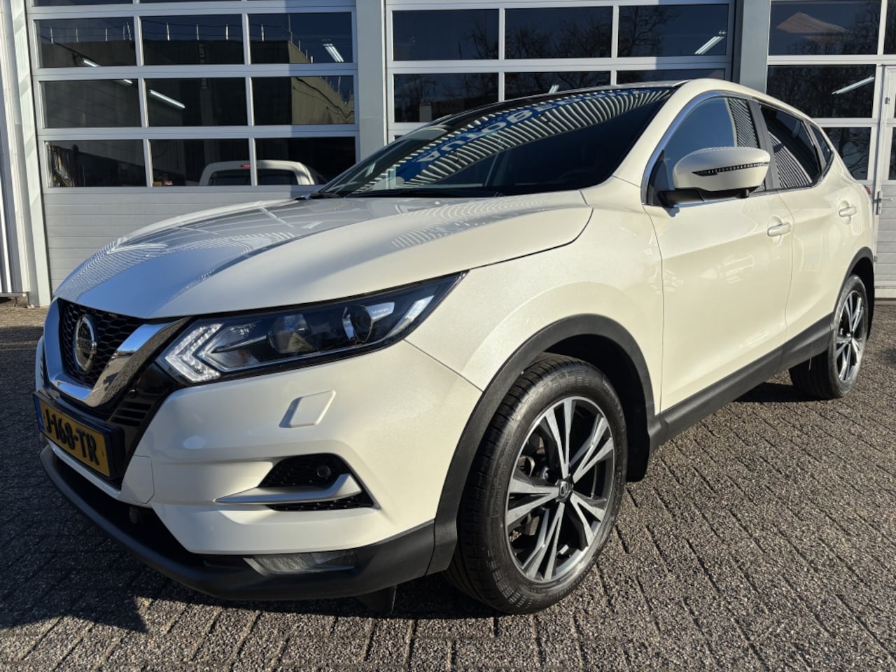 Nissan Qashqai - 1.3 DIG-T Bus.Ed/360Camera/Trekhaak/18inch/Carplay/Stoelverw./Cl - AutoWereld.nl