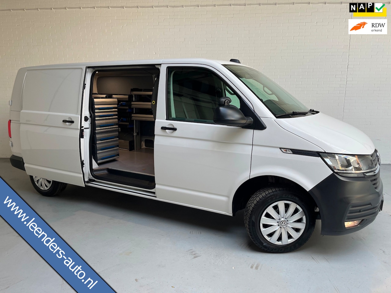 Volkswagen Transporter - Automaat DSG Servicewagen 2.0 TDI 150pk L2H1 3Persoons Sortimo Inrichting, Airco, Navigati - AutoWereld.nl