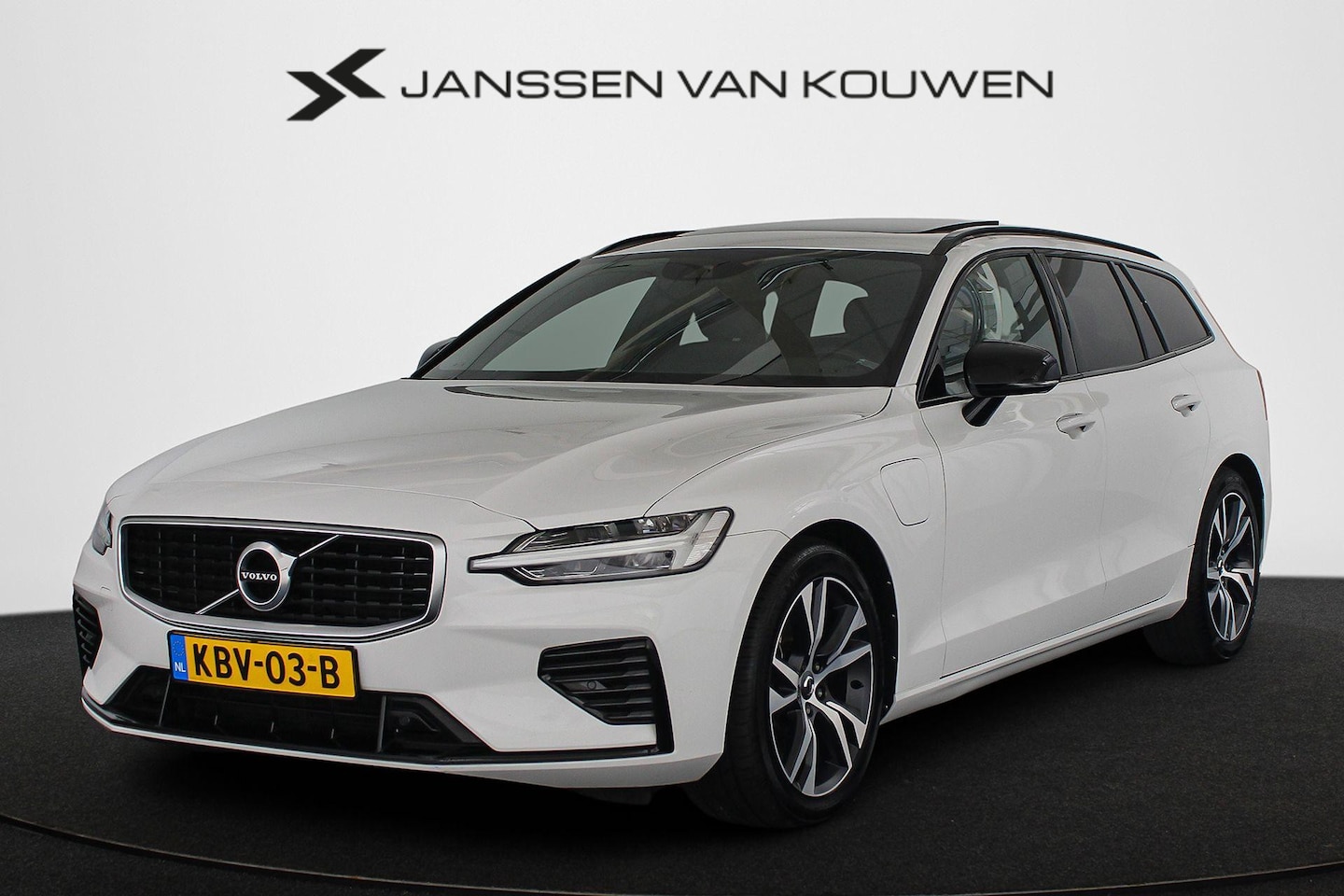 Volvo V60 - 2.0 T8 Twin Engine AWD R-Design Panoramadak Trekhaak Memory - AutoWereld.nl