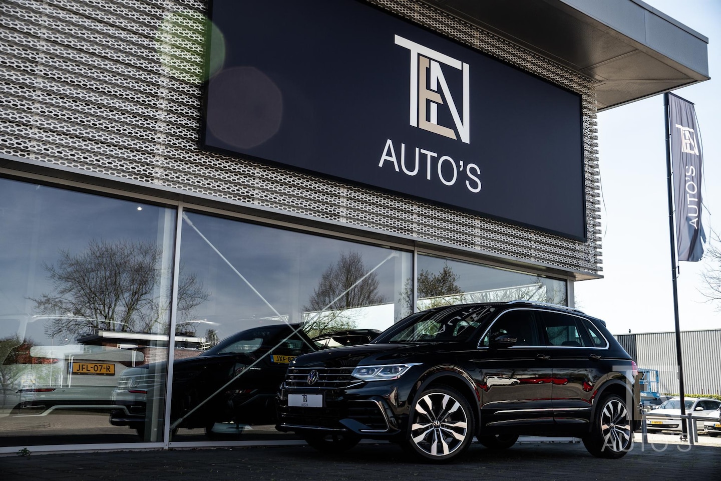 Volkswagen Tiguan - 1.4 TSI eHybrid R-Line | Keyless | Leder | Matrix LED | Panodak | Trekhaak | 20" | 360-cam - AutoWereld.nl