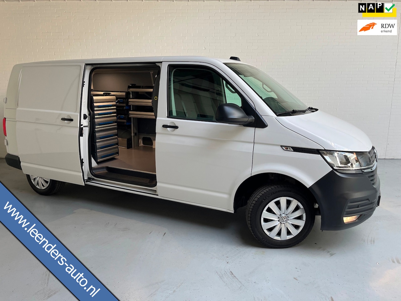 Volkswagen Transporter - Automaat DSG Servicewagen 2.0 TDI 150pk L2H1 3Persoons Sortimo Inrichting, Airco, Navigati - AutoWereld.nl