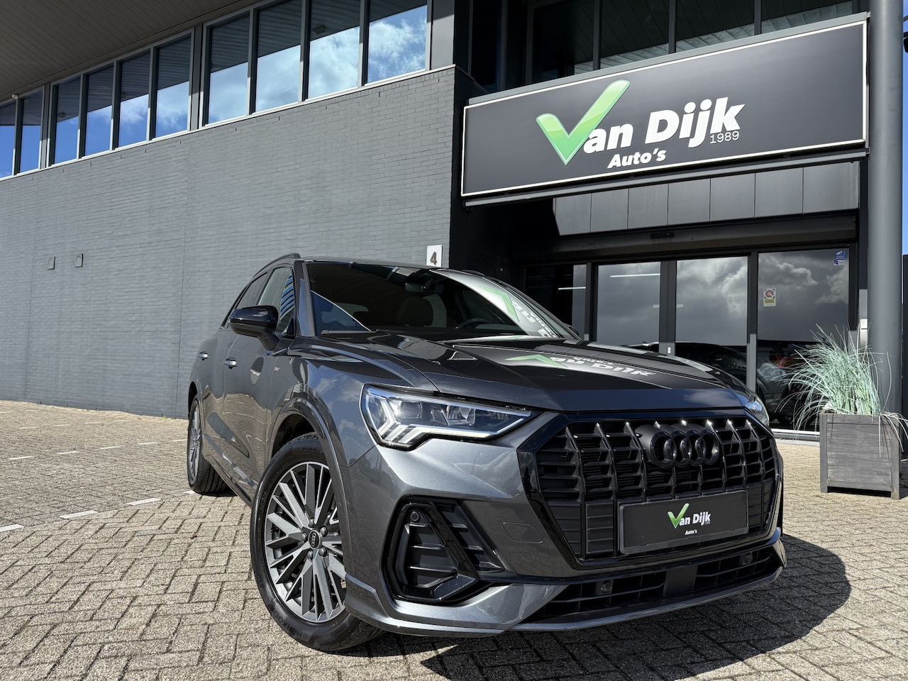 Audi Q3 - 35 TFSI S-Line Panodak Navi Camera Half Leer - AutoWereld.nl