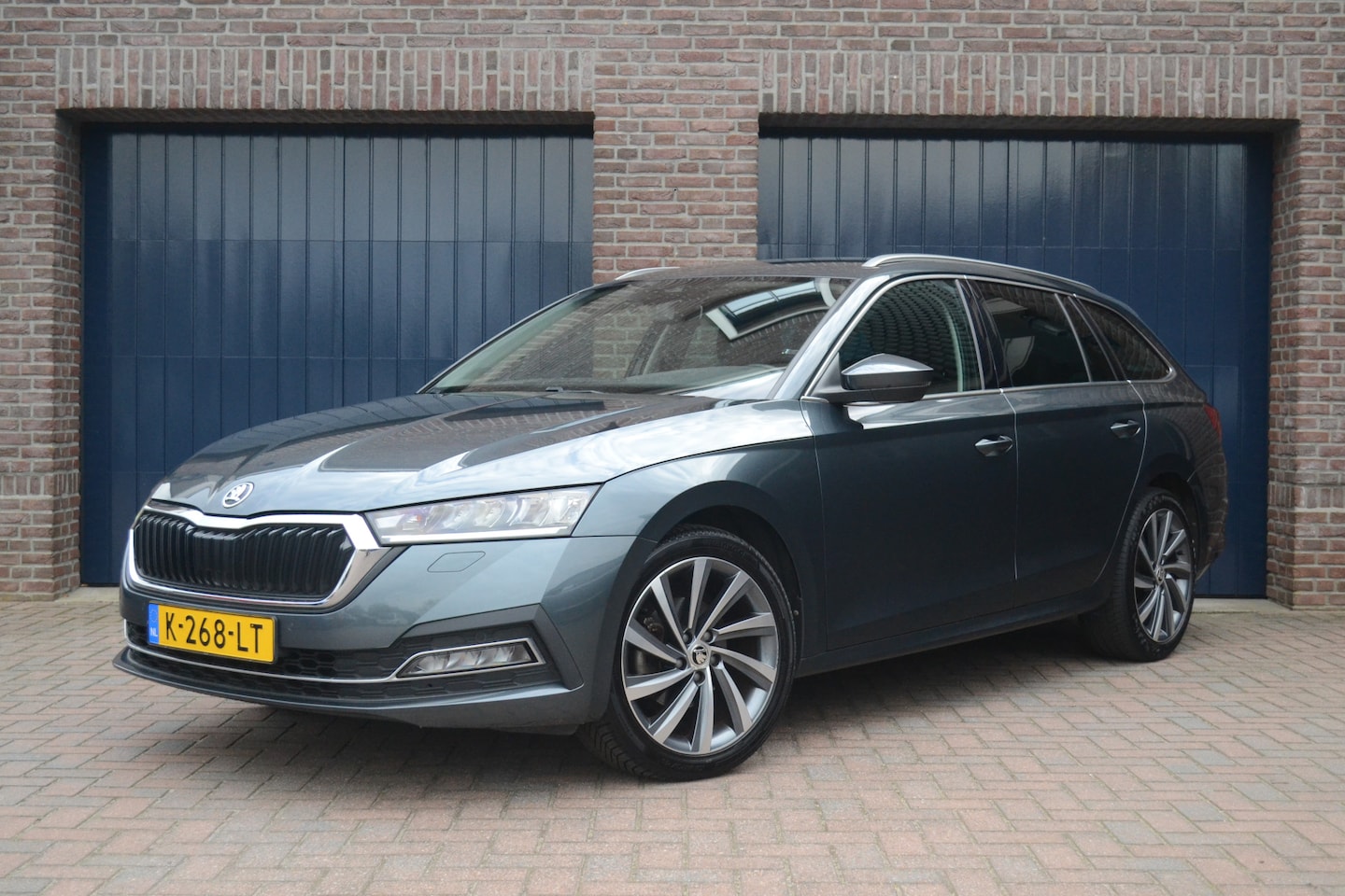Skoda Octavia Combi - 1.0 TSI 110pk Business Edition Plus | Camera | Stoelverwarming | Leder | LED | Adaptive Cr - AutoWereld.nl
