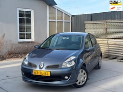 Renault Clio - 1.6-16V Privilège | Nieuwe APK | Automaat | Airco | El. Ramen | Trekhaak | Parkeersensoren