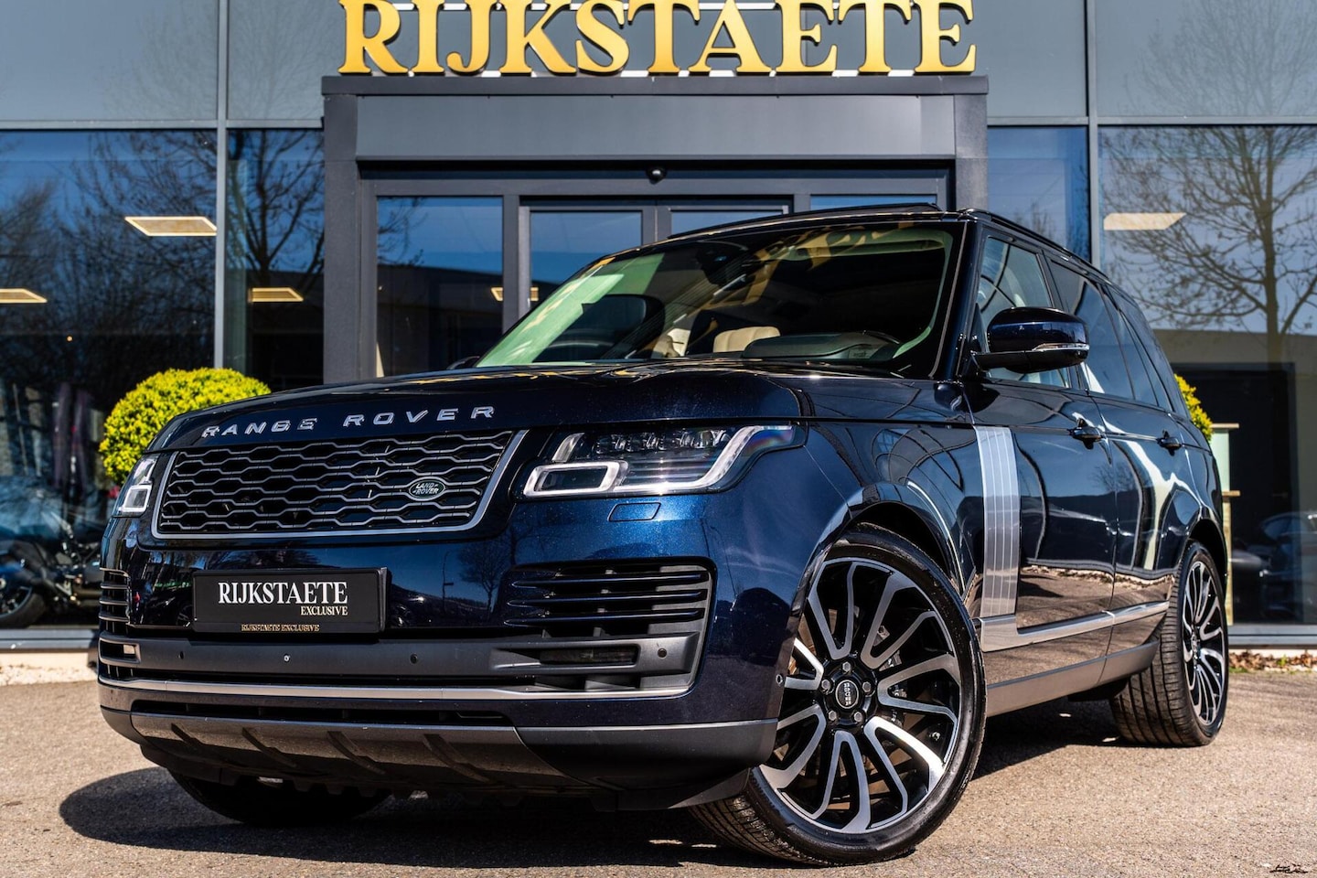 Land Rover Range Rover - 2.0 P400e LWB Vogue|PANO|MEMORY|ACC - AutoWereld.nl