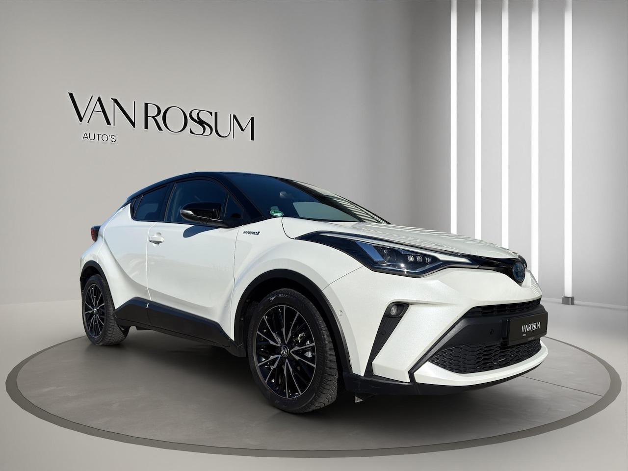 Toyota C-HR - 1.8 Hybrid Executive | Leer | JBL | Camera  Led | Afneembare Trekhaak | Bi-Tone - AutoWereld.nl