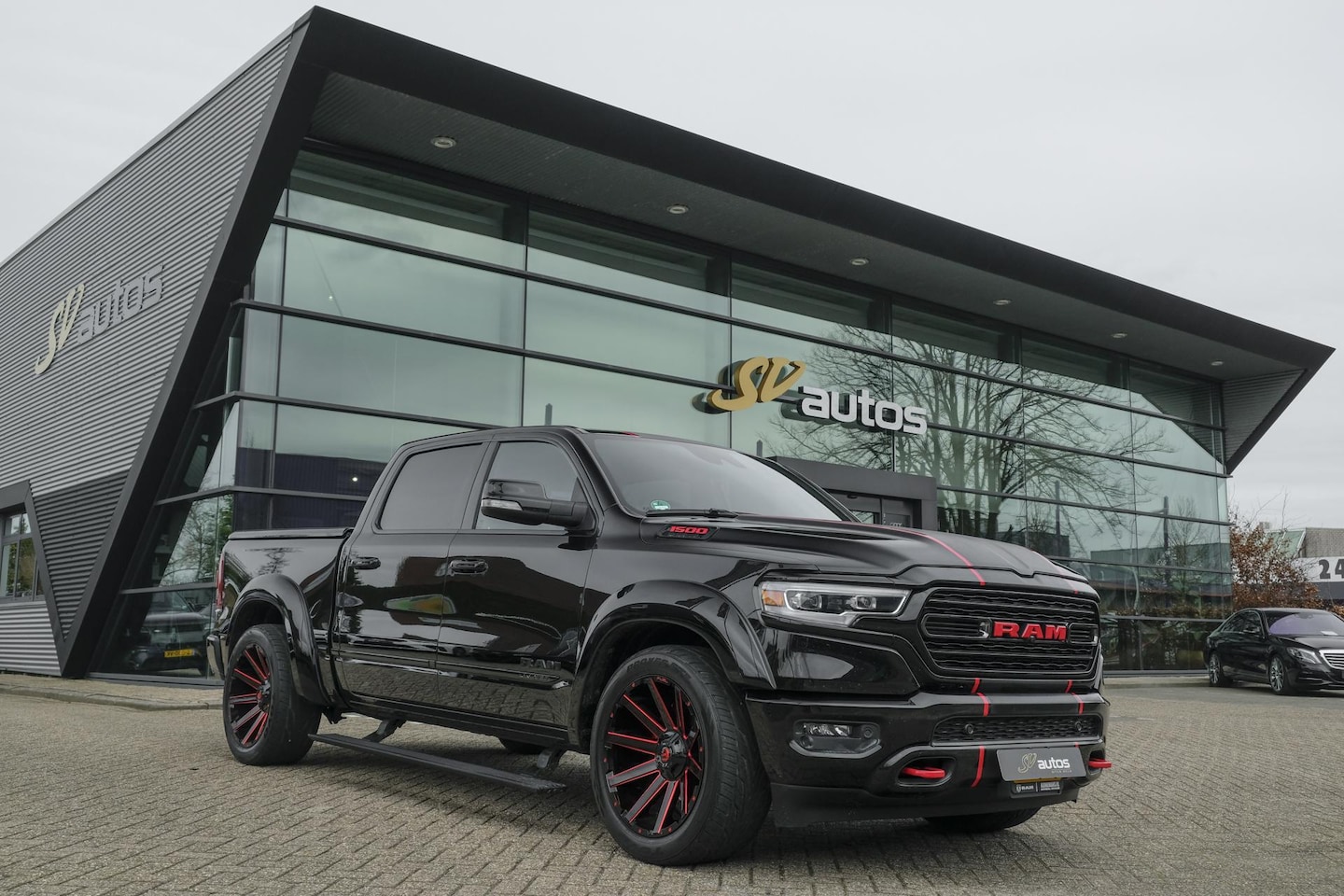 Dodge Ram 1500 - 5.7 V8 401pk 4x4 Limited LPG G3 Widebody Black&Red Luchtvering Trekhaak Head-up Harman/kar - AutoWereld.nl