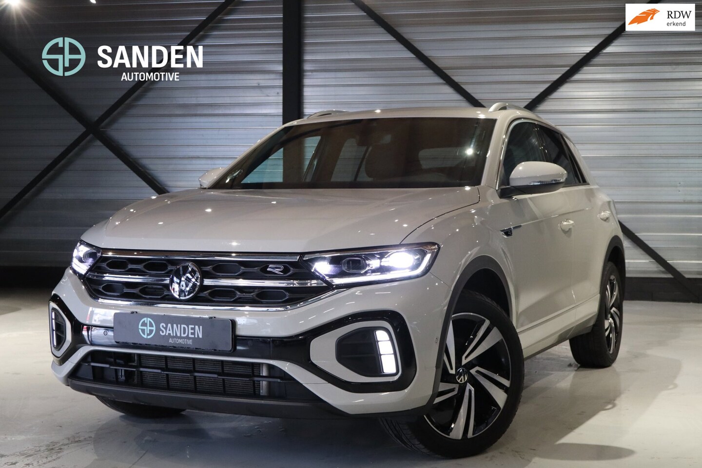 Volkswagen T-Roc - 1.5 TSI R-Line|Automaat|LED|Navi dmv Apple Carplay|Camera|DAB|Sportstoelen|Trekhaak|18inch - AutoWereld.nl