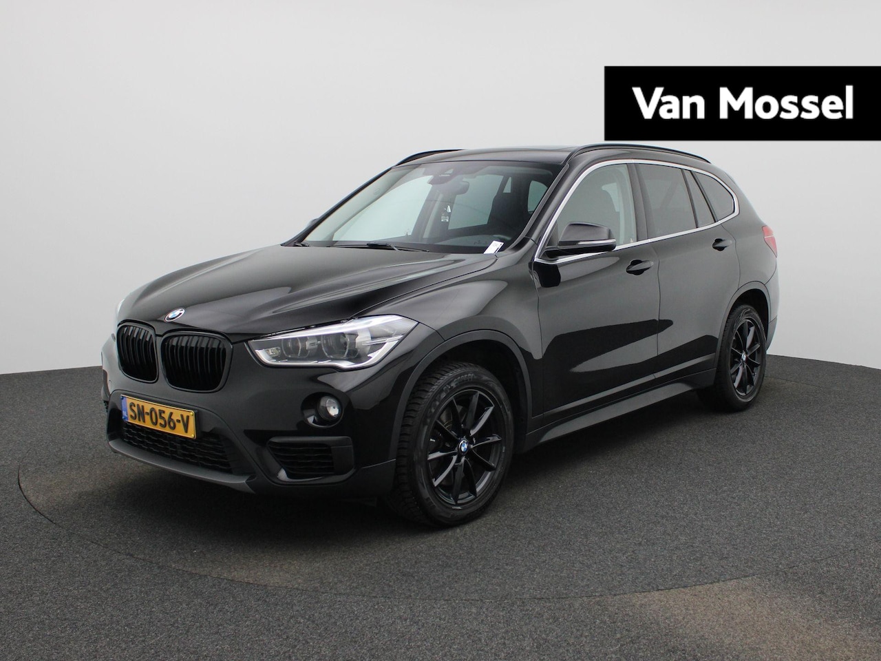 BMW X1 - sDrive20i Executive AUTOMAAT | PANORAMADAK | NAVIGATIE | CAMERA | TREKHAAK - AutoWereld.nl