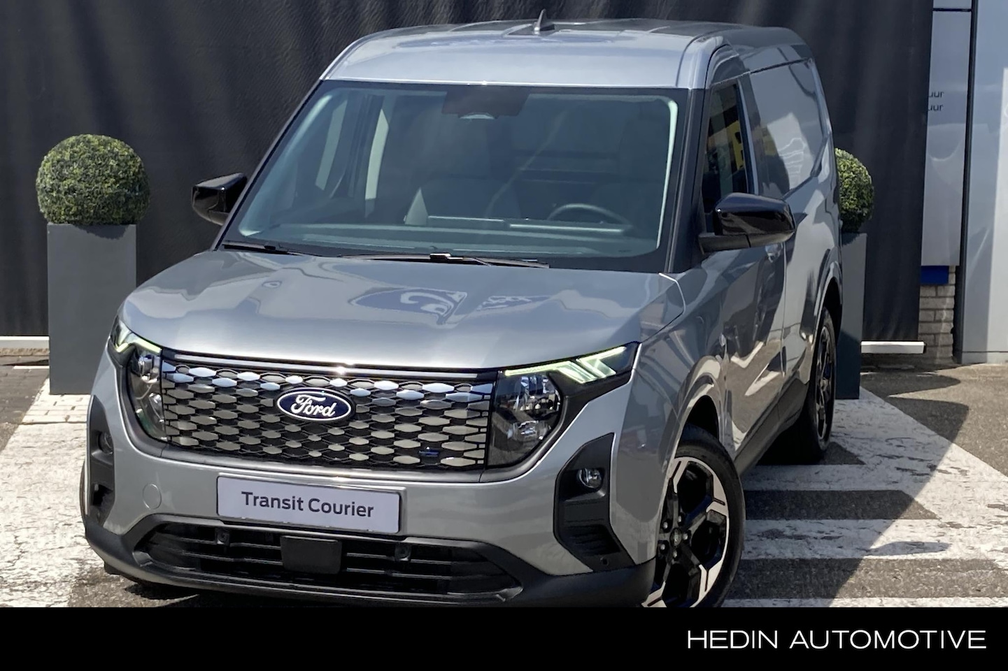 Ford Transit Courier - E-Transit Limited 44 kWh | 0,99% rente | Driver ass pack | Led laadruimte | Trekhaak | Uit - AutoWereld.nl