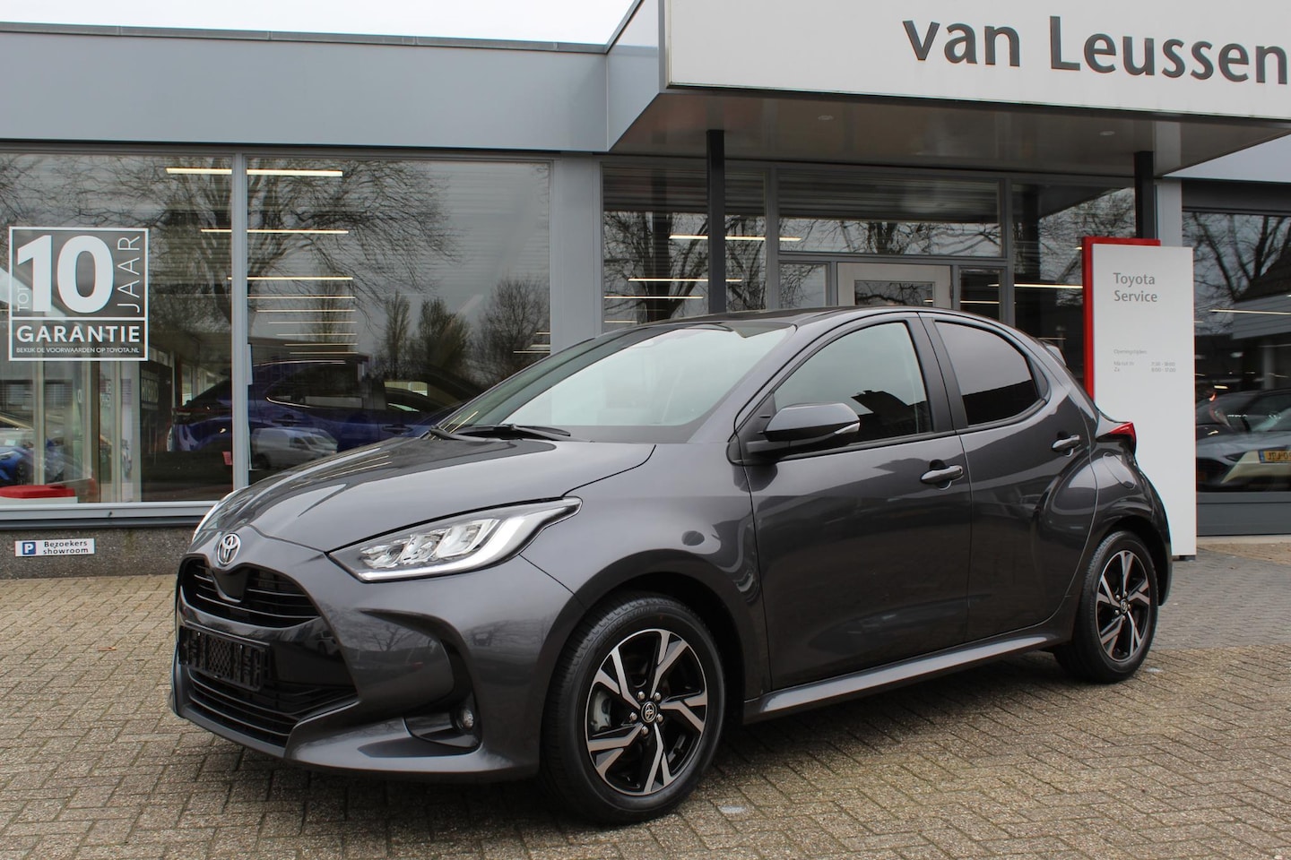 Toyota Yaris - 1.5 HYBRID 115 BUSINESS STOEL/STUURVERW LED LMV APPLE/ANDROID DAB+ AD-CRUISE BLUETOOTH NAV - AutoWereld.nl