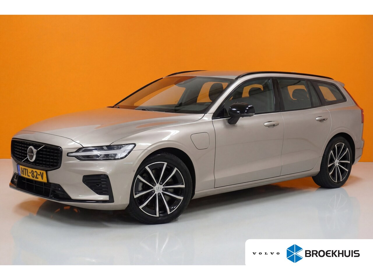 Volvo V60 - 2.0 T6 Plug-in hybrid AWD Plus Dark | Harman Kardon | Trekhaak | BLIS | Bright Dusk | - AutoWereld.nl