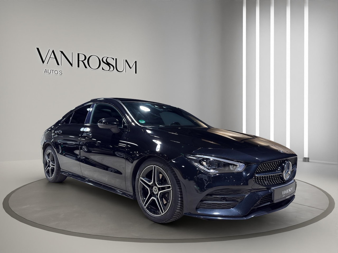 Mercedes-Benz CLA-Klasse - 180 Premium Plus AMG-Line Panoramadak | Leder | Memory | Night-pakket | Keyless-Go | Multi - AutoWereld.nl