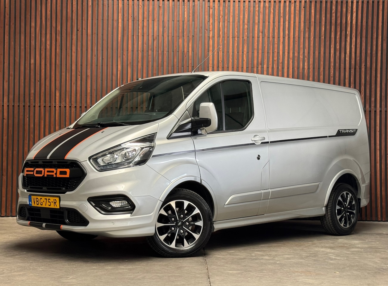 Ford Transit Custom - 310 2.0 TDCI L1H1 Sport 170 PK CRUISE-WINTERPAKKET-LM VELG-CARPLAY - AutoWereld.nl