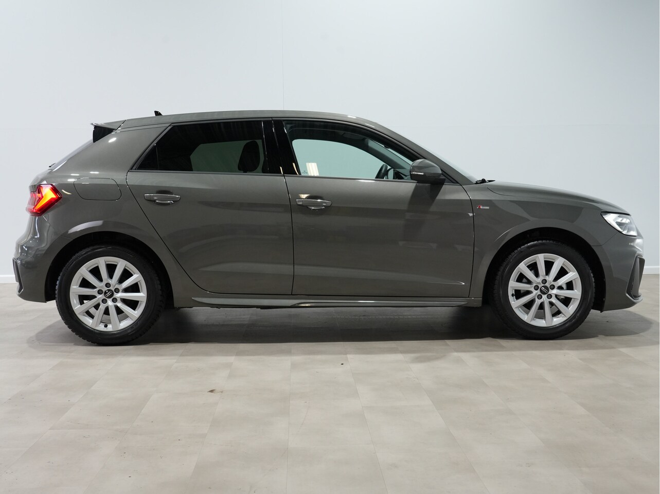 Audi A1 Sportback - 25 TFSI 96pk Automaat S Line ext. / Stoelverwarming / Adaptive Cruise / LED - AutoWereld.nl