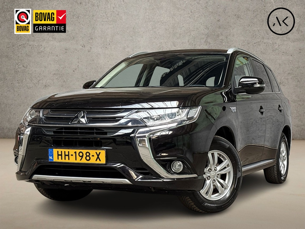 Mitsubishi Outlander - 2.0 PHEV Deluxe 204Pk Automaat (NAVIGATIE, CAMERA, LEDER/ALCANTARA, KEYLESS, SPORTSTOELEN, - AutoWereld.nl