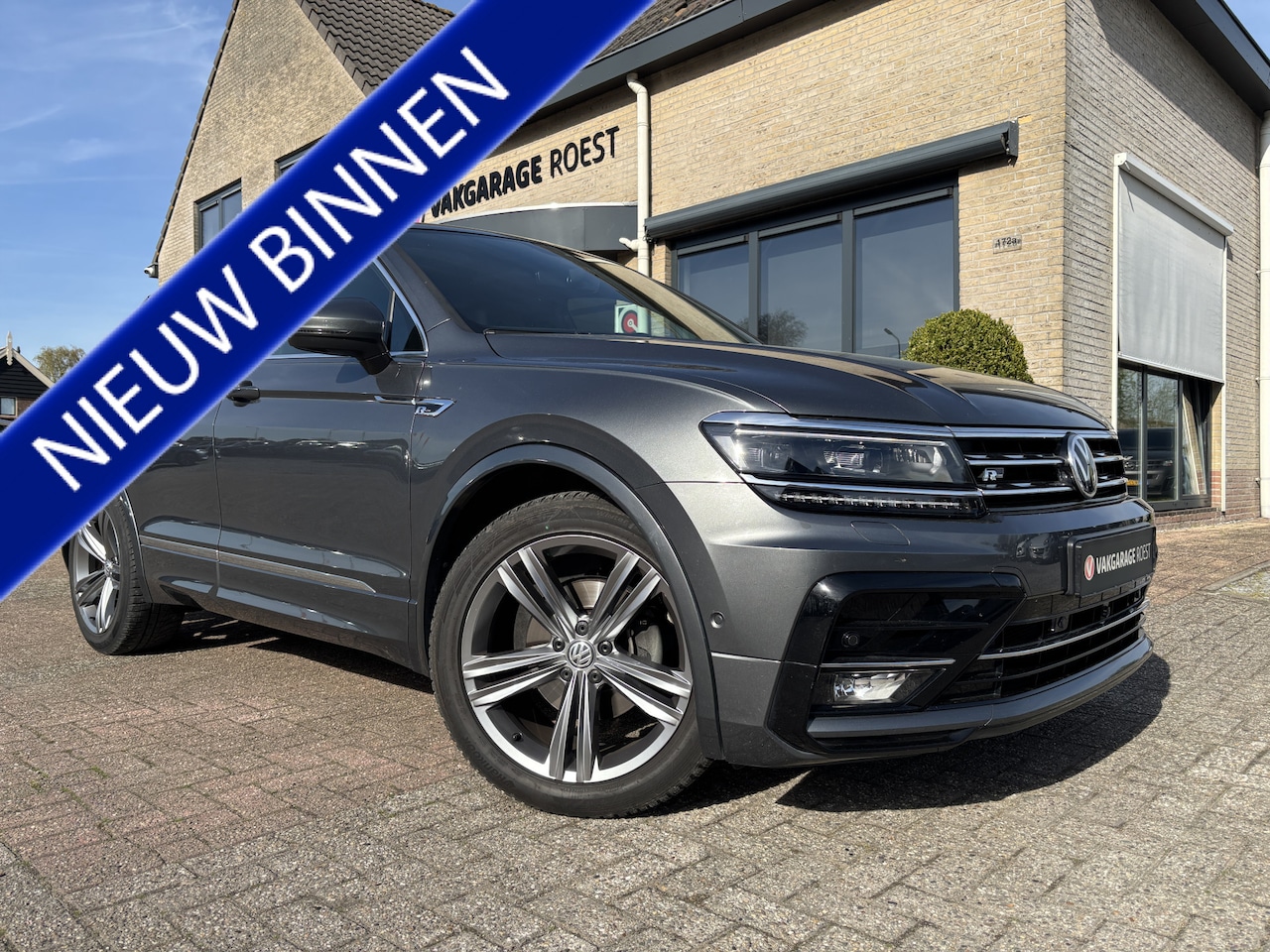 Volkswagen Tiguan - 1.5 TSI R-Line Automaat Trekhaak / Leder / Panoramadak - AutoWereld.nl