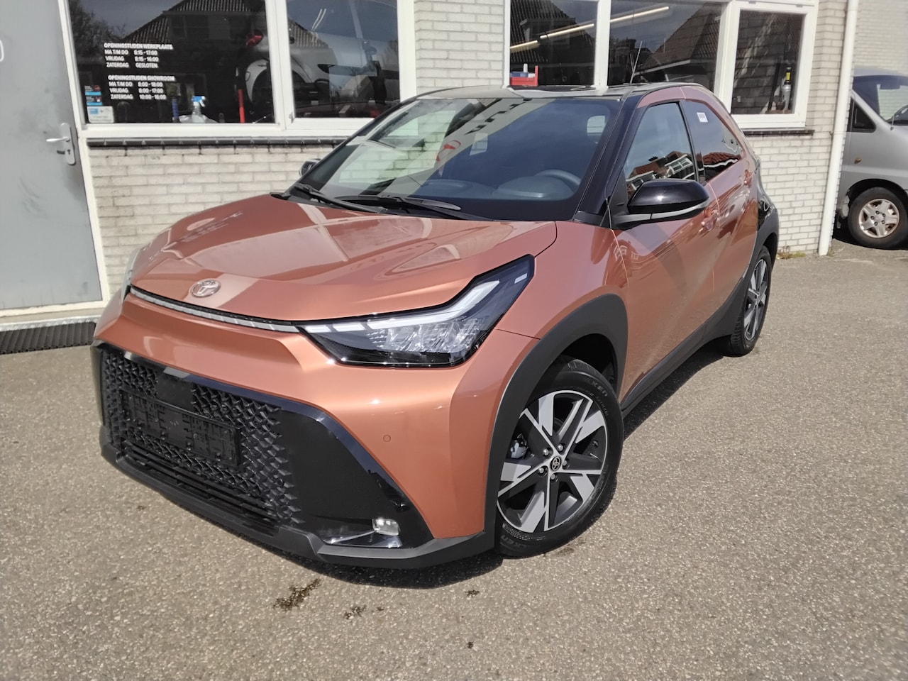 Toyota Aygo X - Hybrid 115 Pulse *Easy Pack* Cinnnamon/black metallic* - AutoWereld.nl