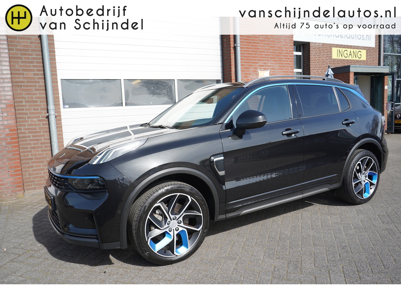 Lynk & Co 01 - 1.5 261PK! MY23 ZWARTE HEMEL! ORIGINEEL NEDERLANDS! 6,6KWH LADEN PANORAMADAK FULL LED 20IN - AutoWereld.nl