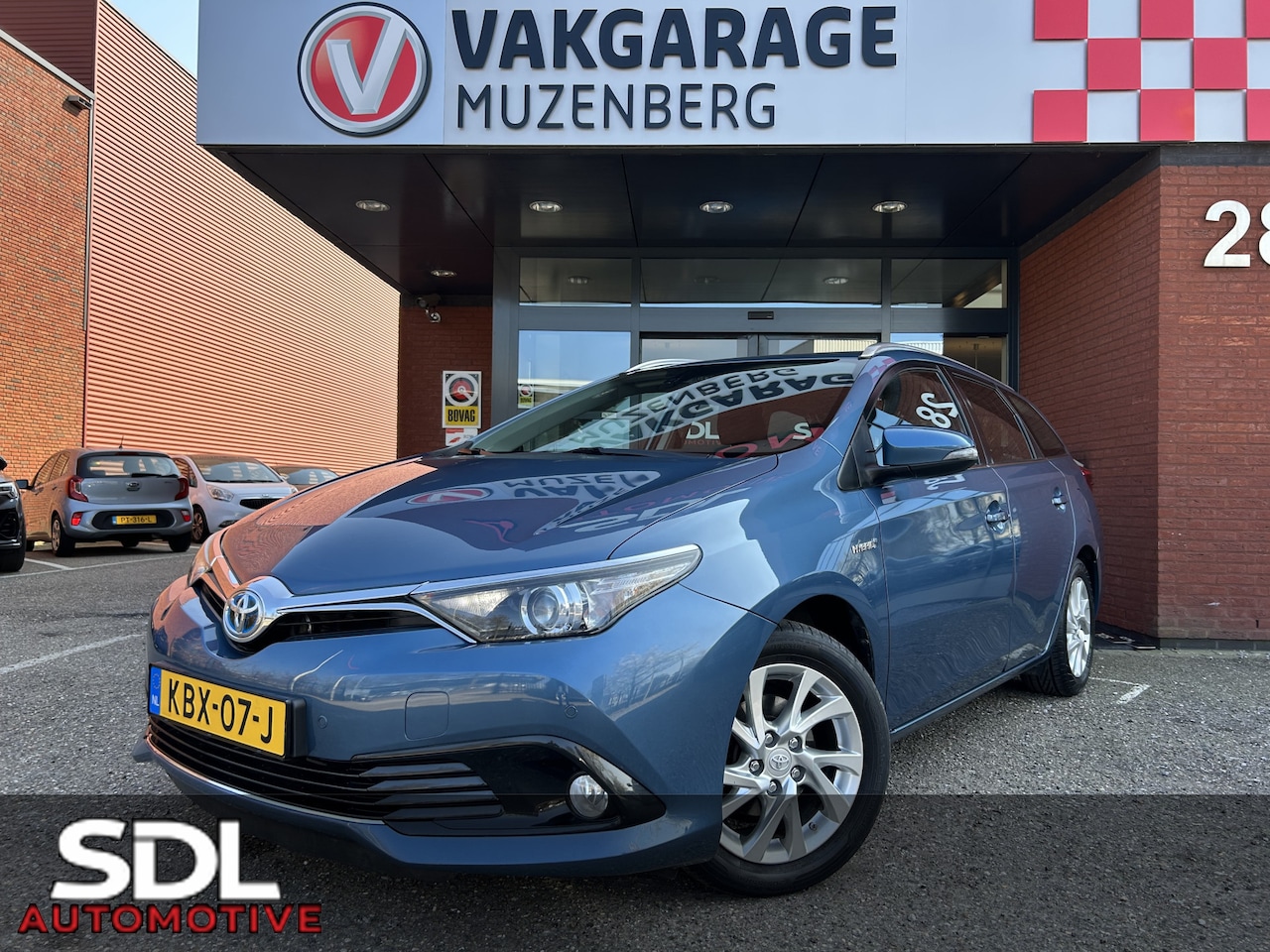 Toyota Auris Touring Sports - 1.8 Hybrid Dynamic // LED // NAVI // CAMERA // CLIMA // DAB // KEYLESS // TREKHAAK!! - AutoWereld.nl