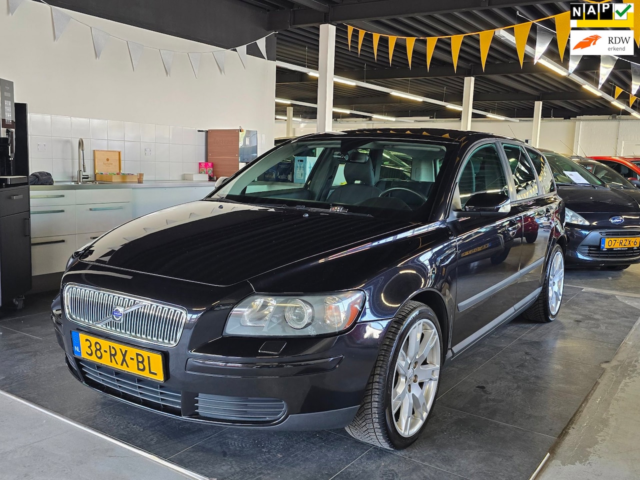 Volvo V50 - 2.4 Kinetic/AUTOMAAT/N.A.P/CRUISE/AIRCO/APK1-27/ - AutoWereld.nl