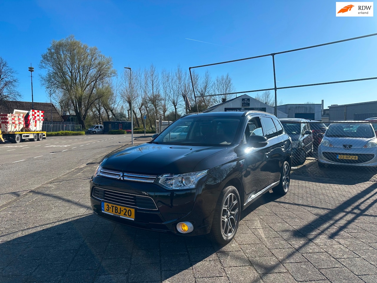 Mitsubishi Outlander - 2.0 PHEV Instyle Leder Camera Stoelver.Pano - AutoWereld.nl