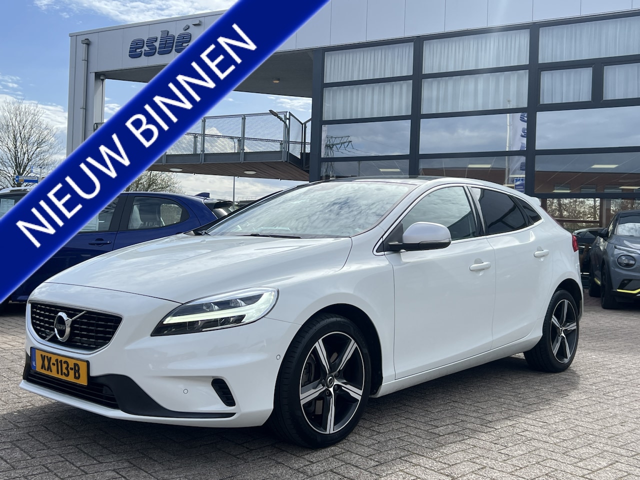 Volvo V40 - 1.5 T3 Automaat R-Design Navigatie Camera Harman Kardon Keyless LedKoplampen 17 Inch Stoel - AutoWereld.nl