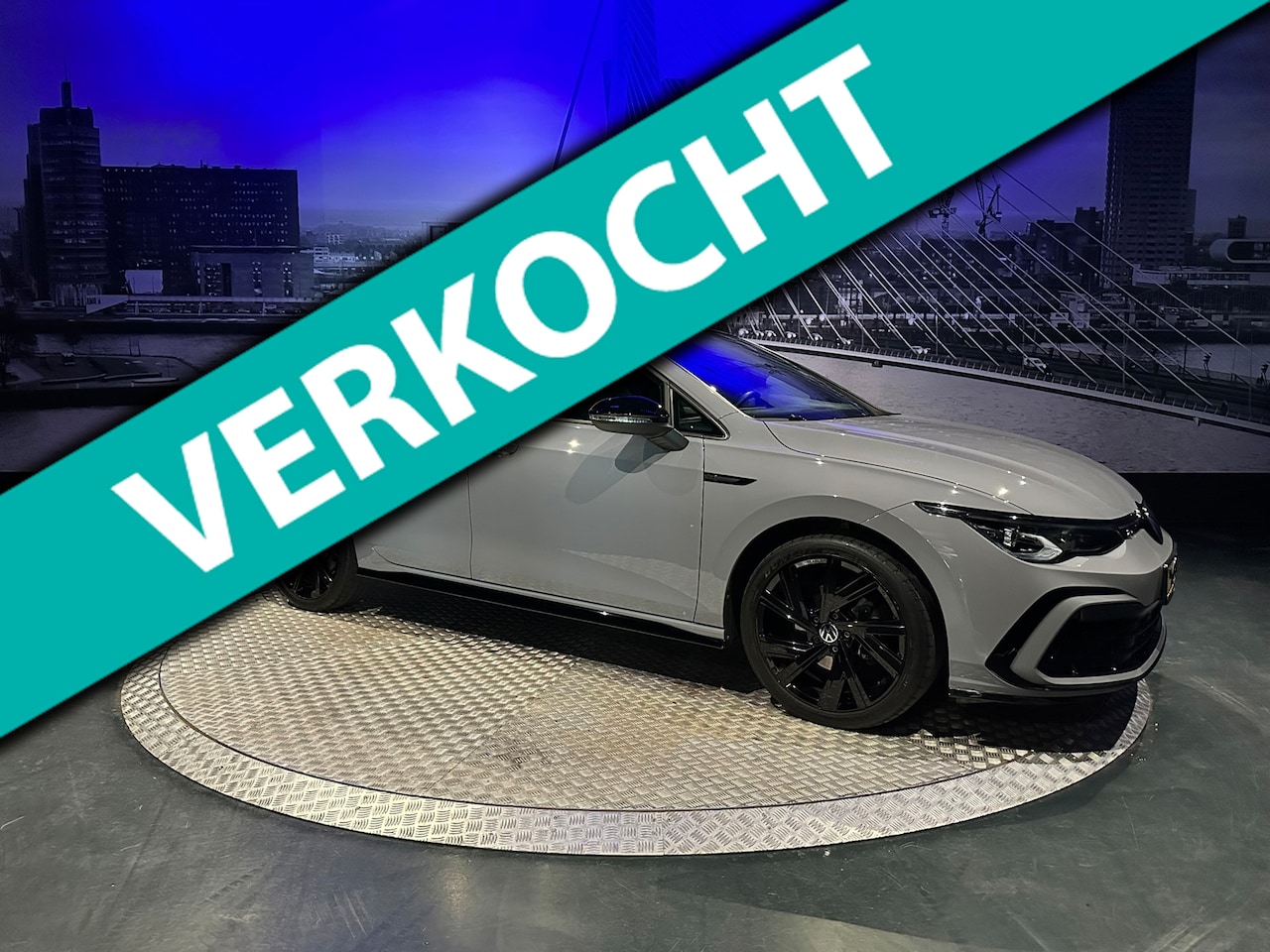 Volkswagen Golf - 1.5 eTSI R-Line Business *Pano*Camera*Navi*Appconnect* - AutoWereld.nl