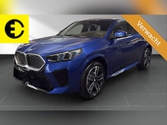 BMW iX2 - eDrive20 65 kWh | 98, 3% SOH | Alcantara stoelen | Camera