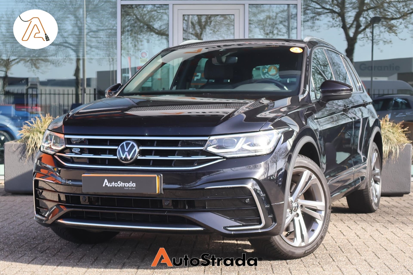 Volkswagen Tiguan - 1.4 R-Line TSI eHybrid 245pk | Virtual | Navi | Climate | Trekhaak | LED | Adaptive Cruise - AutoWereld.nl