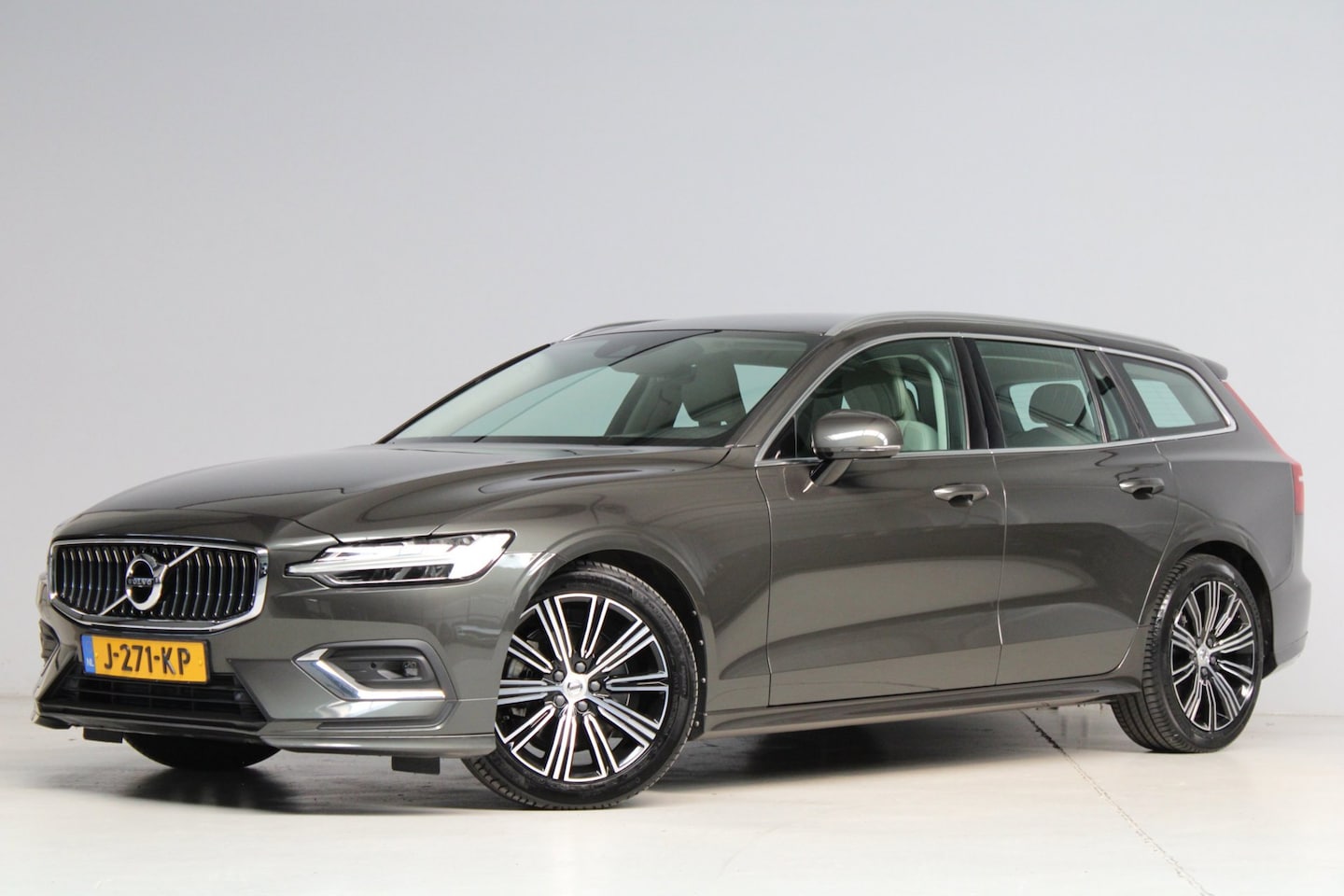 Volvo V60 - 2.0 B3 Inscription | adap. cruise | elek trekhaak | leder sport | bliss | camera | keyless - AutoWereld.nl