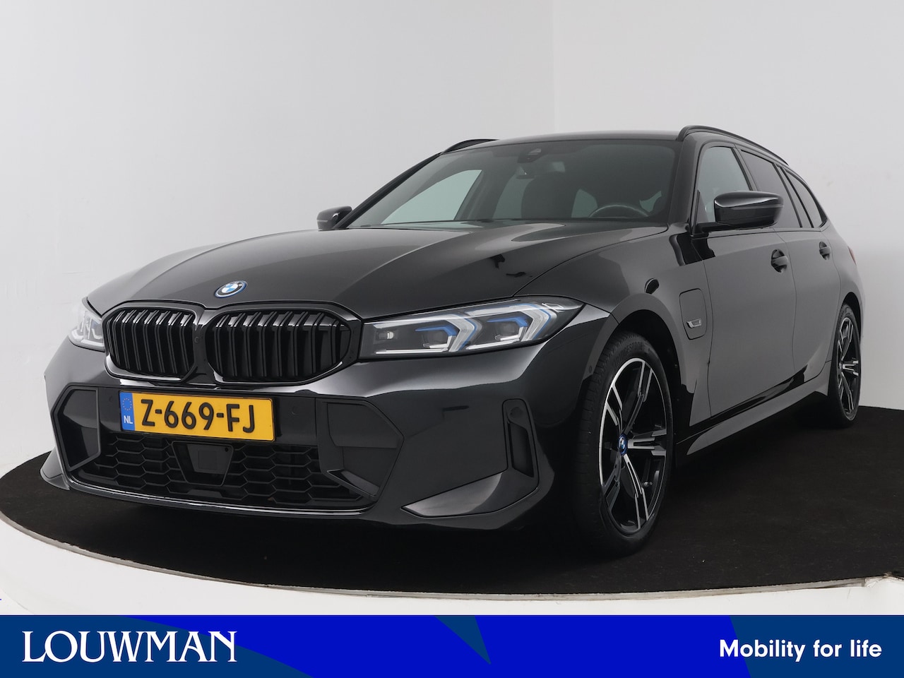 BMW 3-serie Touring - 330e | M-Sport | Shadowline | Widescreen | El. Trekhaak | Camera | Plug In Hybride | Elekt - AutoWereld.nl