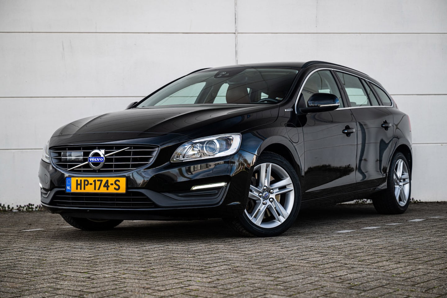 Volvo V60 - 2.4 D6 220pk Twin Engine Momentum |Xenon|Navi|Cruise|Leder|Trekhaak| - AutoWereld.nl