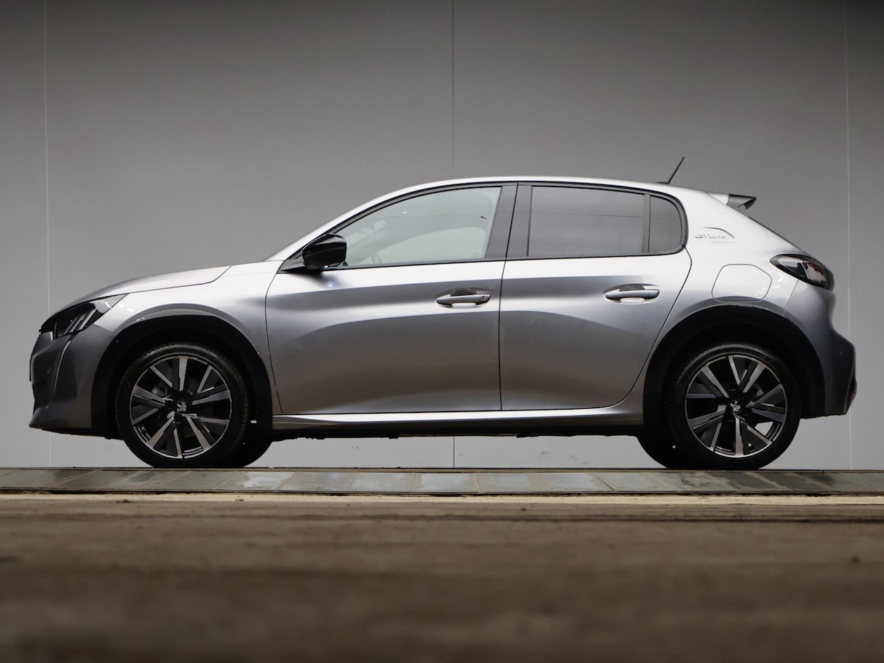 Peugeot 208 - 1.2 PureTech GT-line (APPLE CARPLAY,CAMERA,LED,NAVI,CRUISE,CLIMATE,SPORTSTOELEN,GETINT,LM - AutoWereld.nl