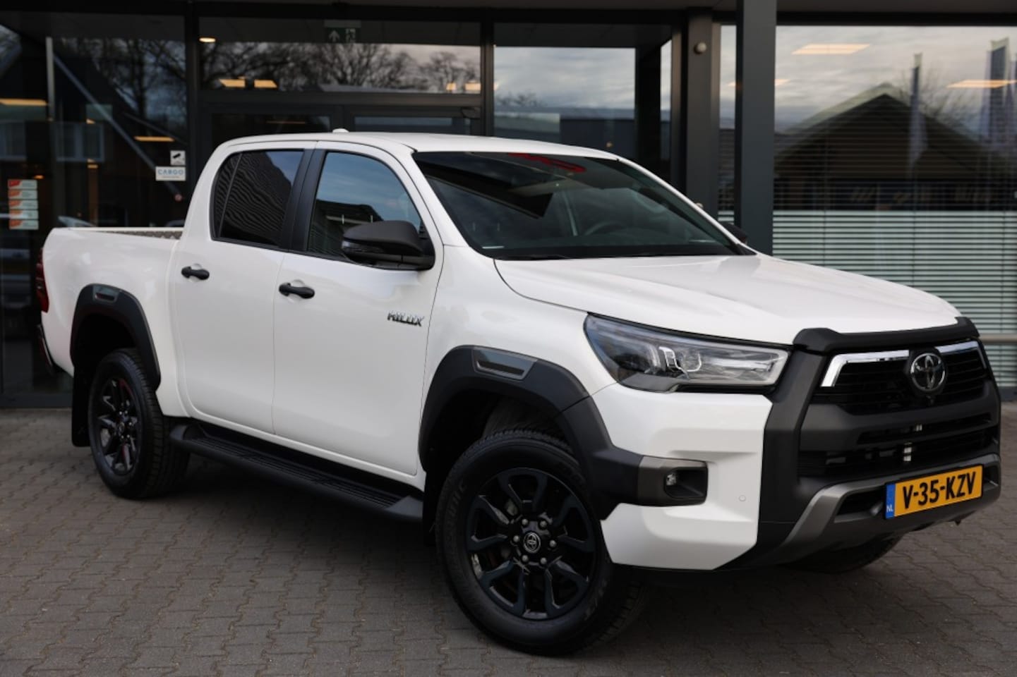 Toyota HiLux - 2.8 D-4D DUBBEL CABIN INVINCIBLE  2 SITZ A/T 4WD VAN - AutoWereld.nl