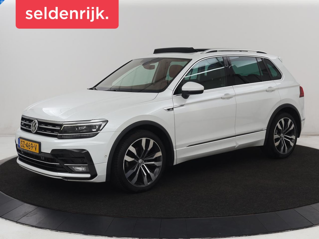Volkswagen Tiguan - 1.4 TSI R Line | Panoramadak | Stoelverwarming | LED Plus | Trekhaak | Camera | Keyless | - AutoWereld.nl