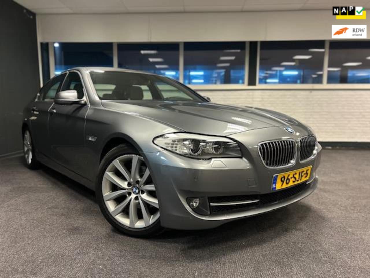 BMW 5-serie - 520i High Executive NIEUWE KETTING/LEDER/AUT/SFEER - AutoWereld.nl