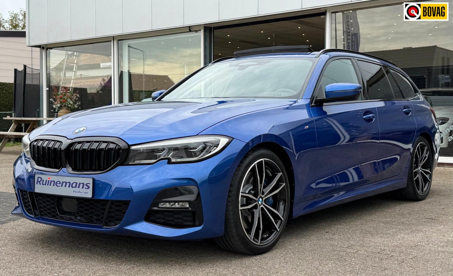 BMW 3-serie Touring - 330i M-SPORT / SHADOW / LASER / PANO / TREKHAAK - AutoWereld.nl