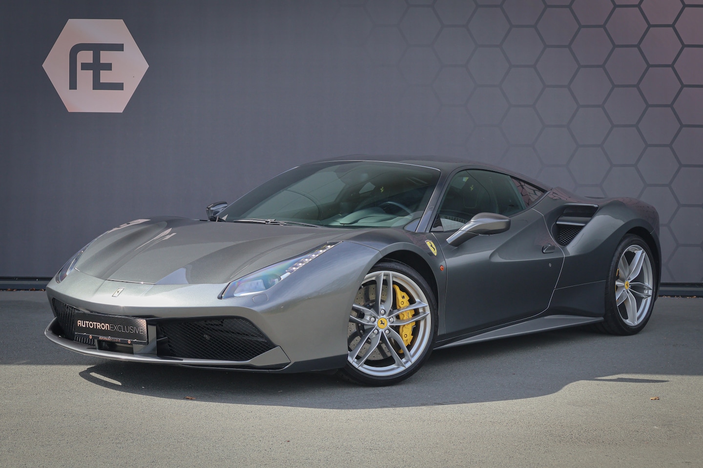 Ferrari 488 - 3.9 GTB HELE | NL AUTO | CAPRISTO UITLAAT | ACHTERUITRIJCAMERA | LIFTING SYSTEEM | APPLE C - AutoWereld.nl