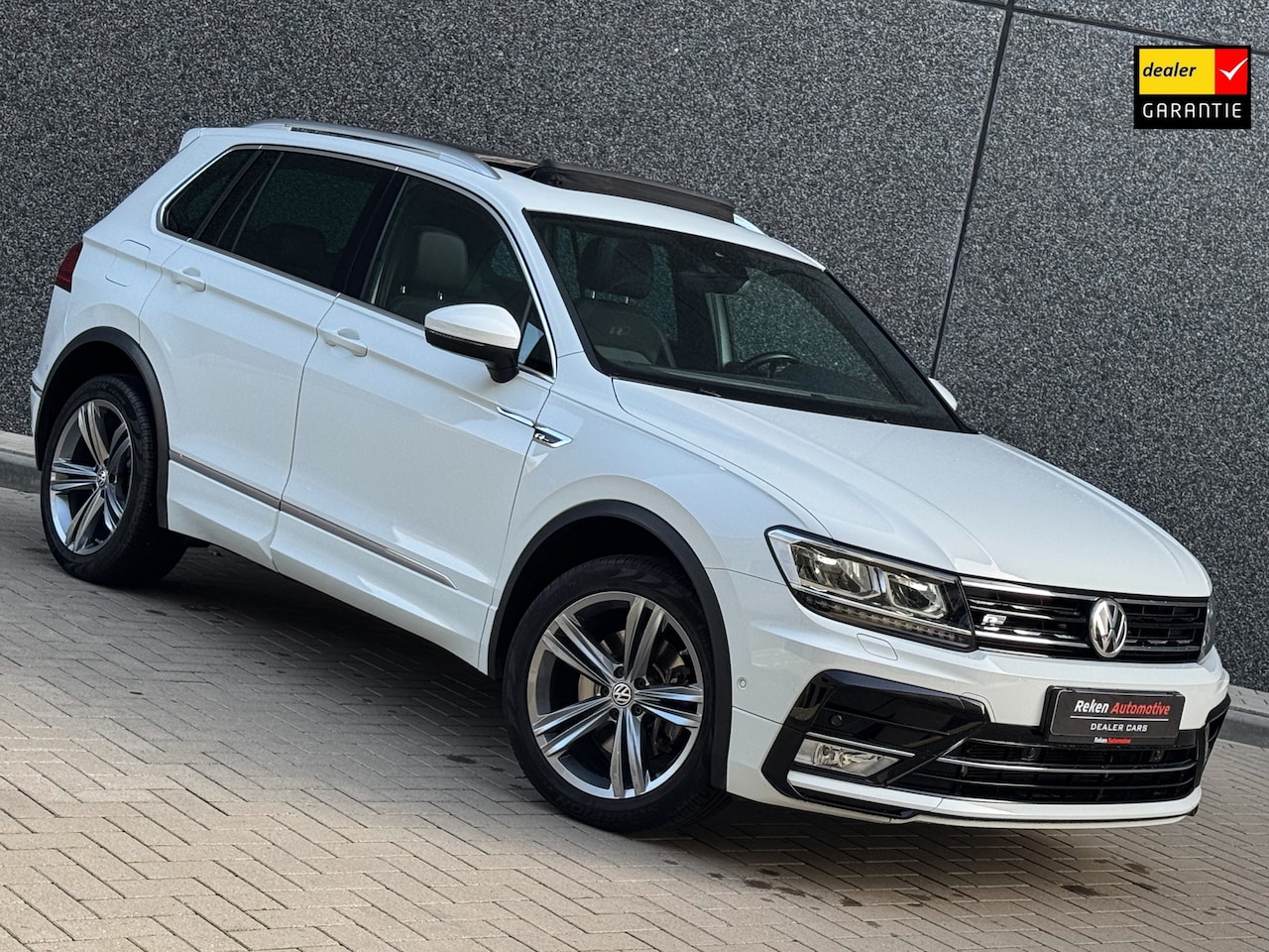 Volkswagen Tiguan - 2.0 TSI 4Motion R-line Pano Camera Carplay - AutoWereld.nl