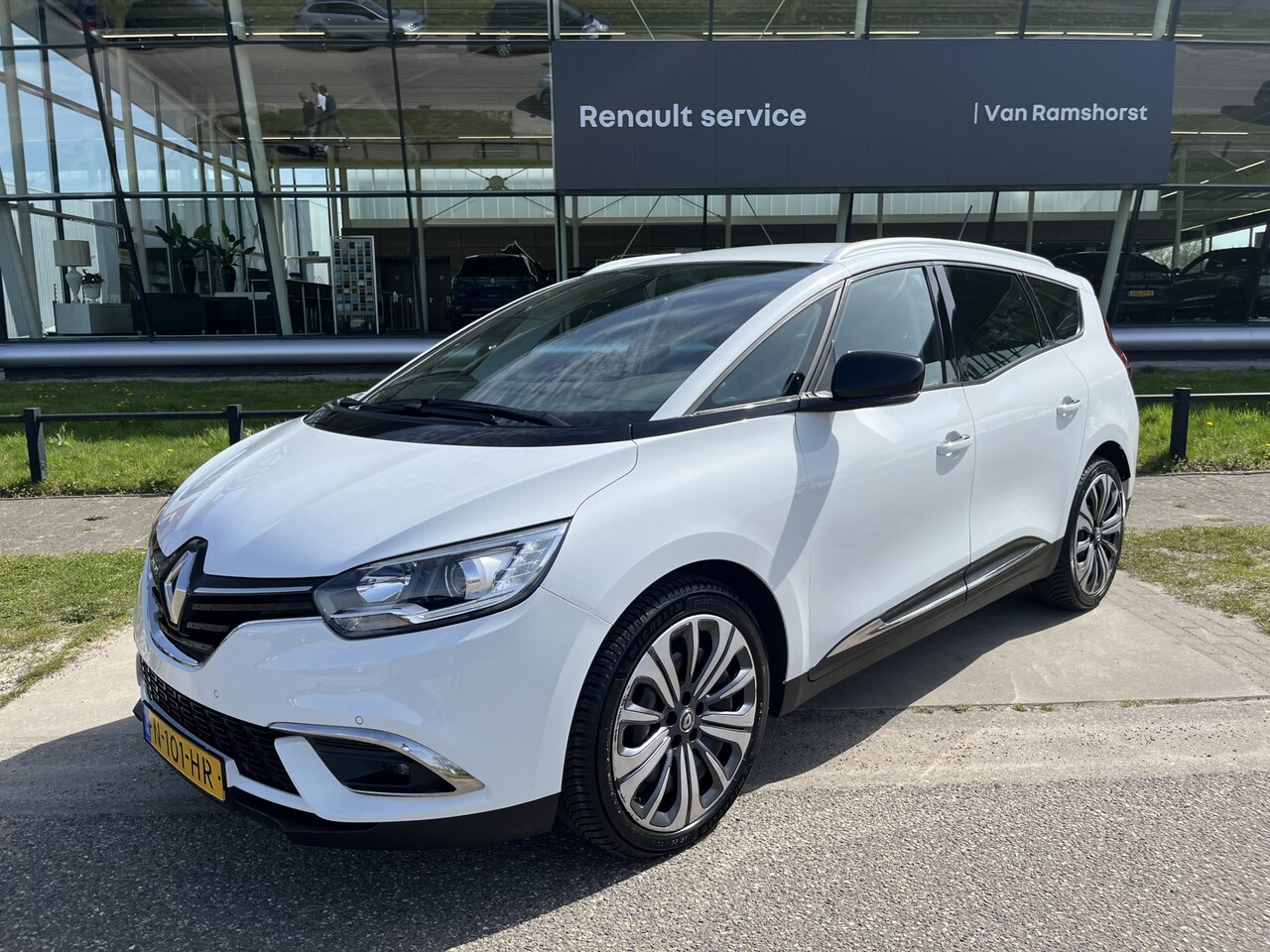 Renault Grand Scénic - 1.3 TCe Business 7-Persoons / Trekhaak / Apple Carplay - Android Auto / Climate / Keyless - AutoWereld.nl