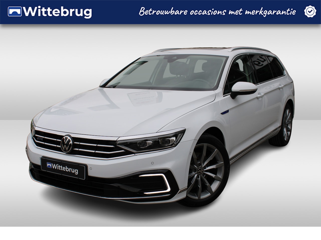 Volkswagen Passat Variant - 1.4 TSI PHEV 218pk GTE DSG Automaat / Panorama dak / LM 18 inch / IQ LED Matrix / 360 Came - AutoWereld.nl