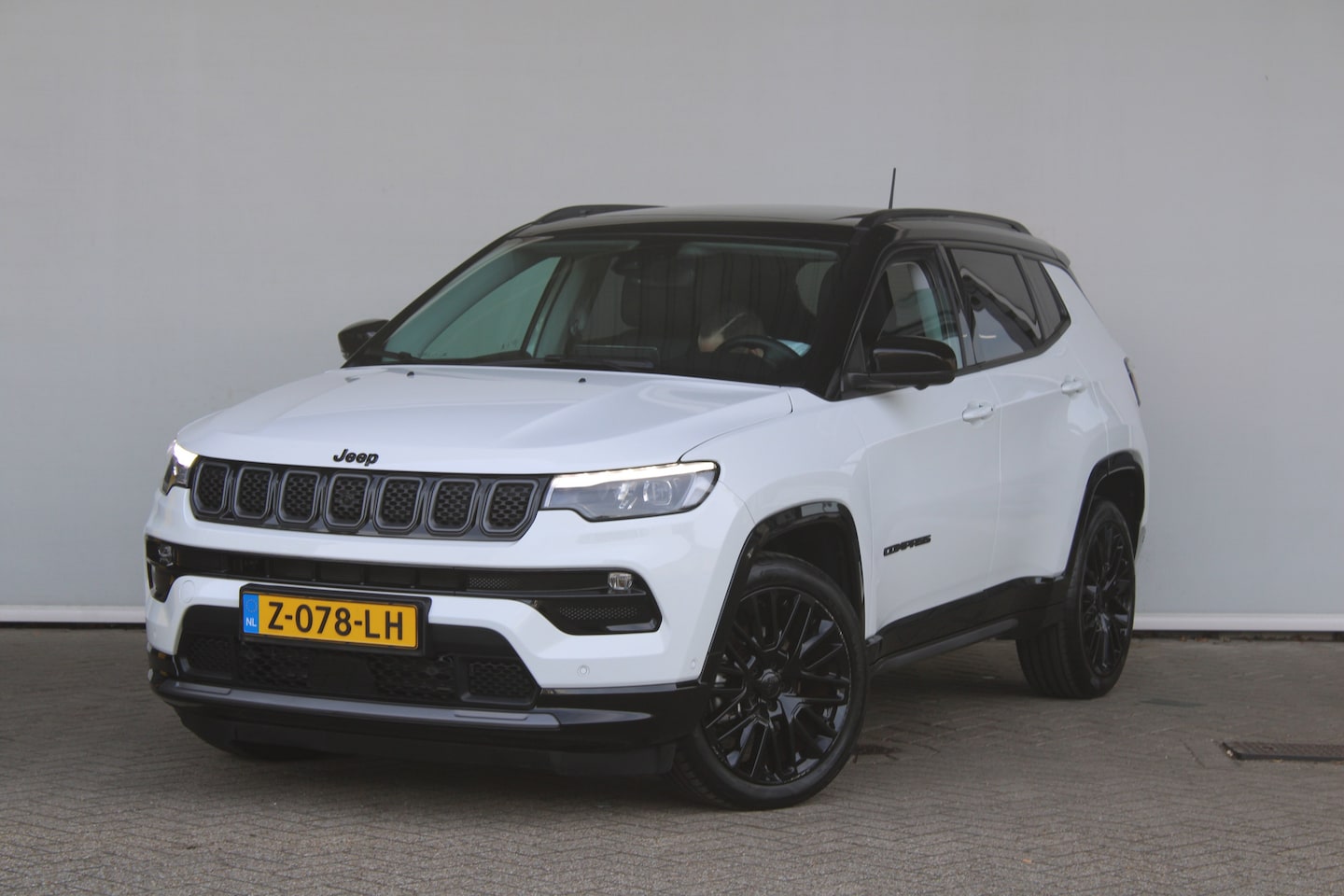 Jeep Compass - 1.5T e-Hybrid S | Schuif-kanteldak | Premium audio | Ledere bekleding | 360 camera | - AutoWereld.nl