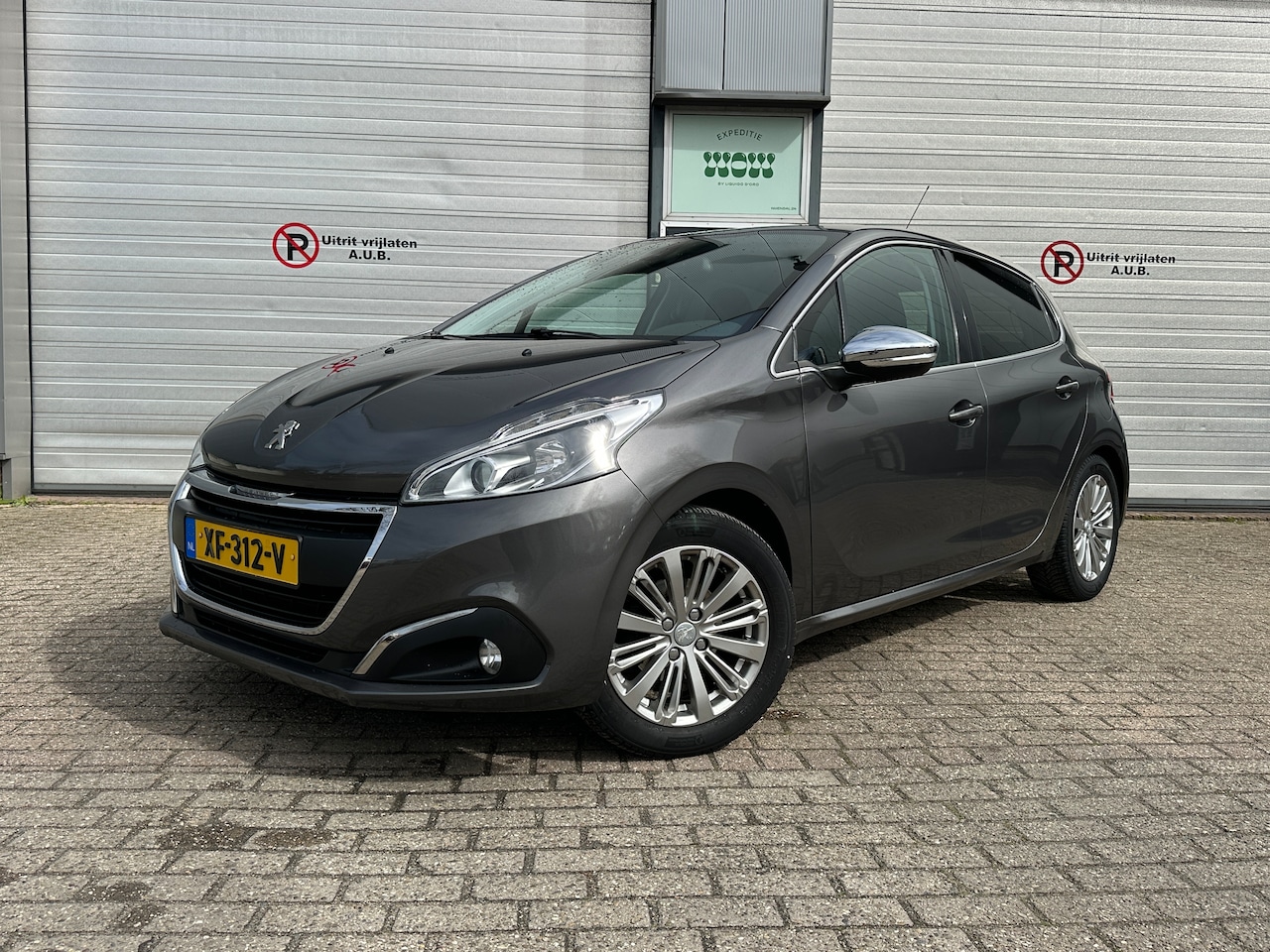 Peugeot 208 - 1.2 PureTech Allure Apple CarPlay | D-riem vervangen | Camera | Grote OH | Trekhaak | Getinte ramen | APK 2027 - AutoWereld.nl