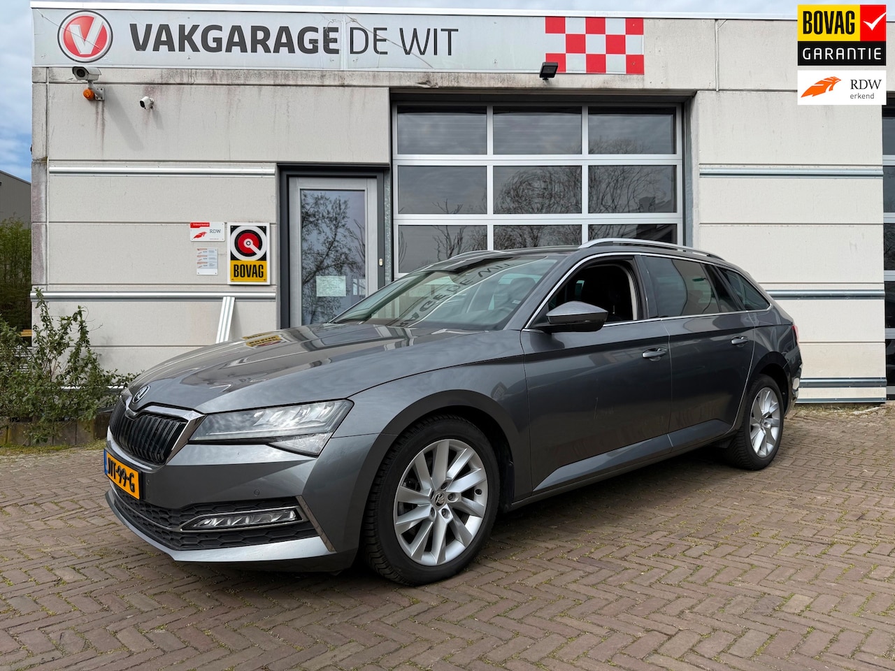 Skoda Superb Combi - 1.4 TSI iV Business Edition Plus 1.4 TSI iV Business Edition Plus | Pano - AutoWereld.nl