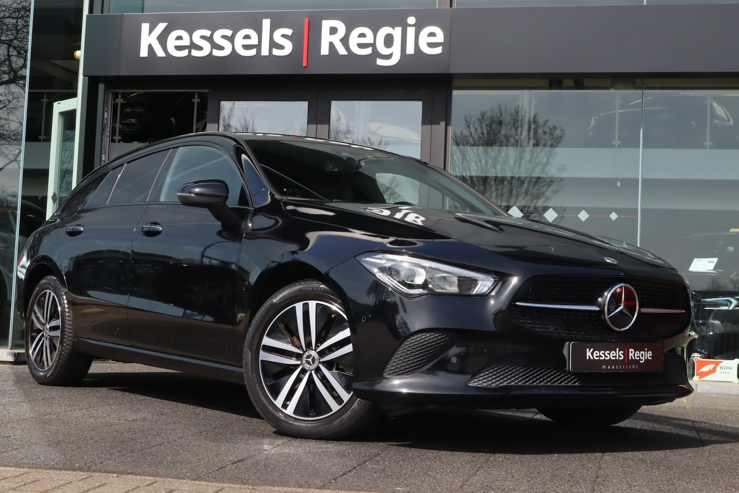 Mercedes-Benz CLA-klasse Shooting Brake - 250 e Night Distronic Keyless Widescreen Camera CarPlay Stoelverwarming DAB Sensoren LED - AutoWereld.nl