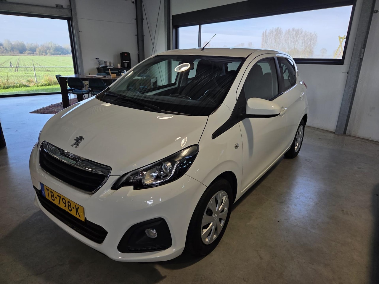 Peugeot 108 - 1.0 e-VTi Active weinig kilometers ! - AutoWereld.nl