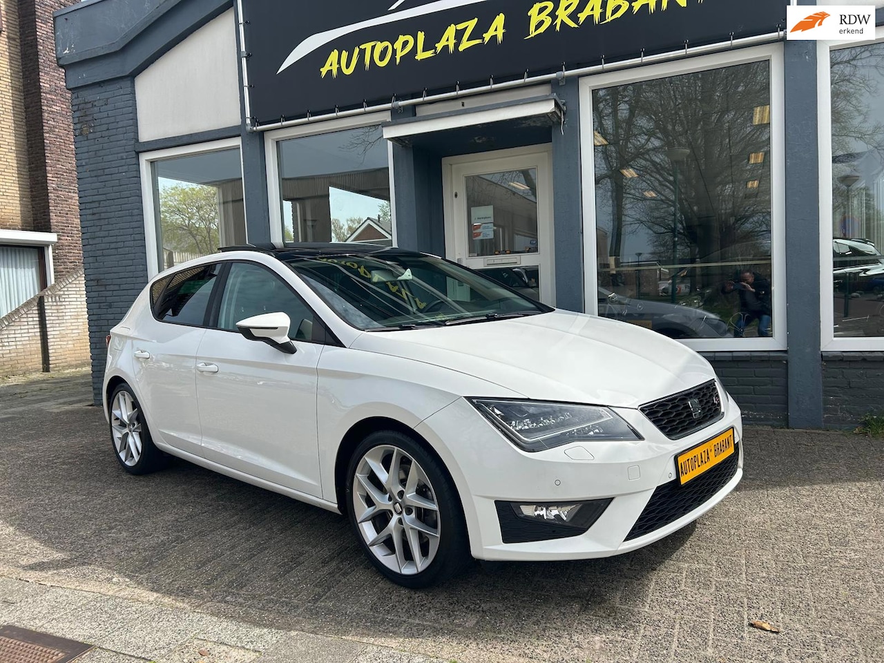 SEAT Leon - 1.8 TSI FR / NAVI / PANODAK / PDC - AutoWereld.nl